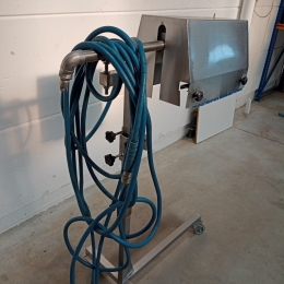 Conveyor belt cleaner